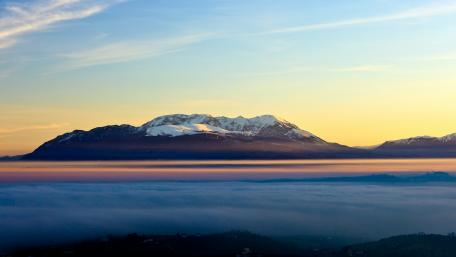 Majestic Mountain Morning in Foggy Bliss wallpaper