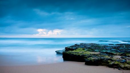 Tranquil Sunrise Over Serene Ocean Waves wallpaper