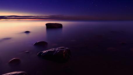 Serene Twilight Over the Calm Ocean wallpaper
