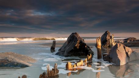 Majestic Rocks by the Serene Shoreline wallpaper