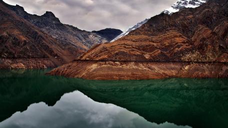 Serene Mountain Reflections in Tranquil Waters wallpaper