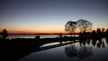 Serene Evening Reflections on a Tranquil Lake wallpaper