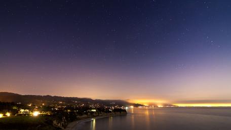 Starry Night Over Serene Shoreline wallpaper