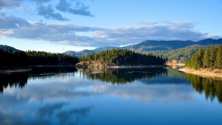 Serene Island Reflection in Tranquil Waters wallpaper
