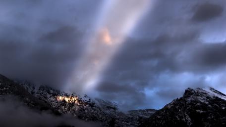 Ray of sun wallpaper