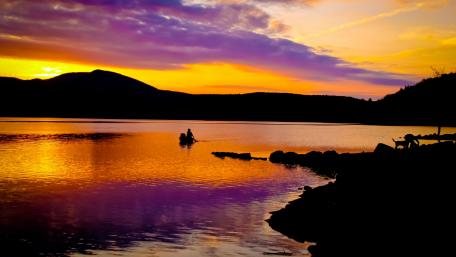 Breathtaking Sunset Over Tranquil Lake Scene wallpaper
