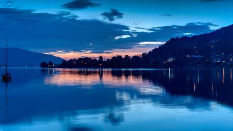 Tranquil Evening Reflections in Blue Waters wallpaper