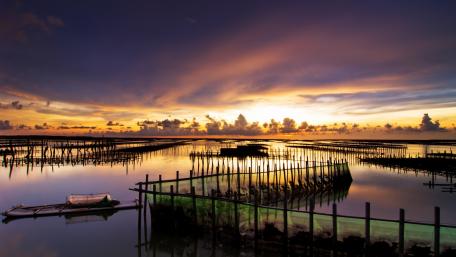 Serene Sunset Over Tranquil Lake Waters wallpaper