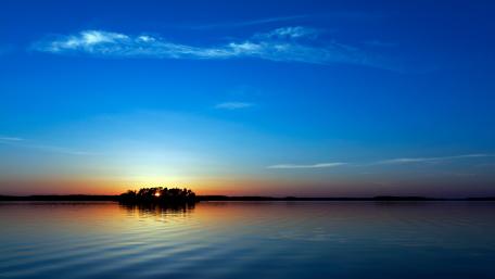 Tranquil Dusk Over Serene Waters wallpaper