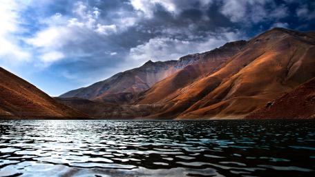 Majestic Mountains Reflecting in Serene Waters wallpaper