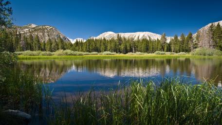 Serene Mountain Lake Reflection in Nature wallpaper