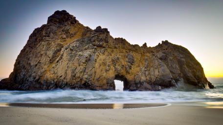 Keyhole Arch (Pfeiffer Beach) wallpaper