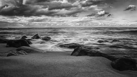 Serene Monochrome Beach Scene wallpaper