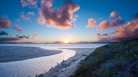 Serene Coastal Sunrise Over Tranquil Waters wallpaper