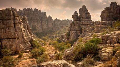 Majestic Rocky Wilderness Scene wallpaper
