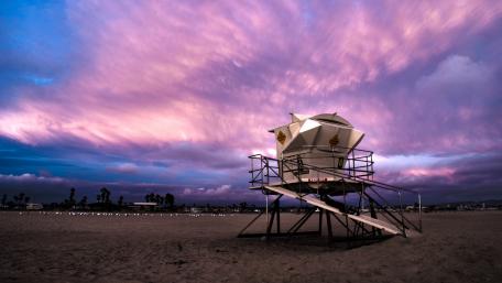 Lifeguard tower on Huntington Beach wallpaper
