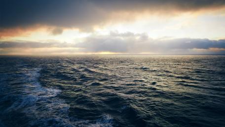 Serene Horizon Over Tranquil Waters wallpaper