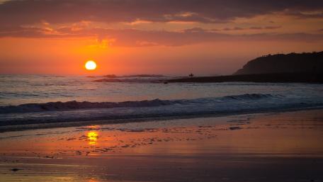 Serene Beach Sunset Over Calm Waters wallpaper