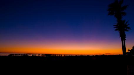 Majestic Twilight Over Serene Waters wallpaper