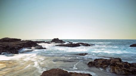 Serene Shoreline at Dusk wallpaper