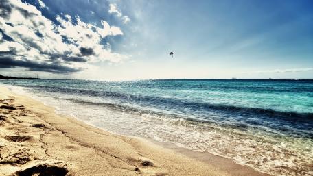 Serene Blue Shoreline at Dawn wallpaper