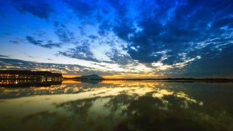 Serene Dusk at the Tranquil Lake wallpaper