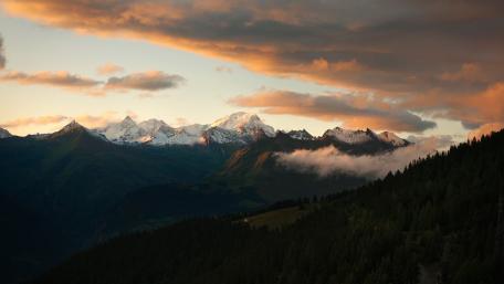 Majestic Mountain Sunset View wallpaper