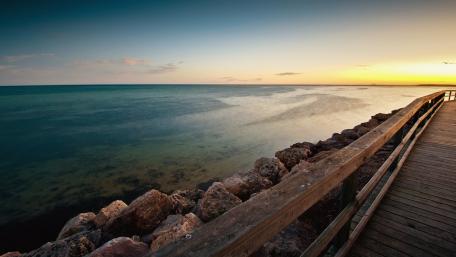Serene Horizon Over Calm Waters wallpaper