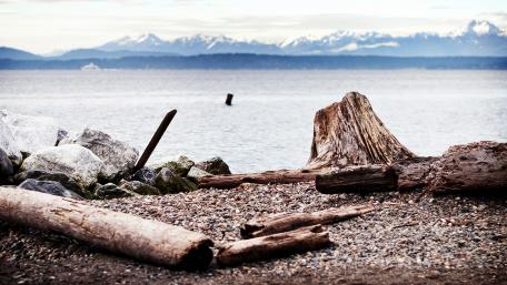 Tranquil Lakeside View with Majestic Mountains wallpaper