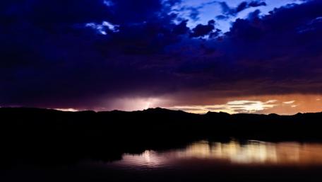 Twilight Serenity Over Calm Waters wallpaper