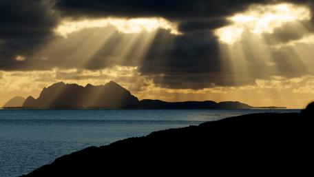 Majestic Sunrays Over Ocean Coastline wallpaper