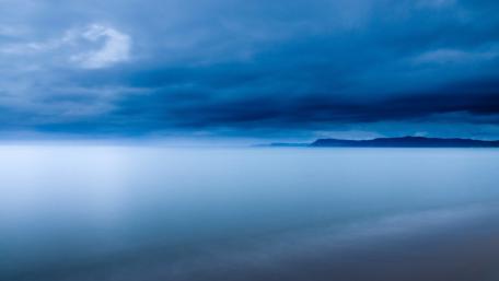 Serene Blue Horizon Over Calm Ocean wallpaper