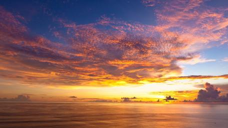 Vibrant Sunset Over Calm Sea wallpaper