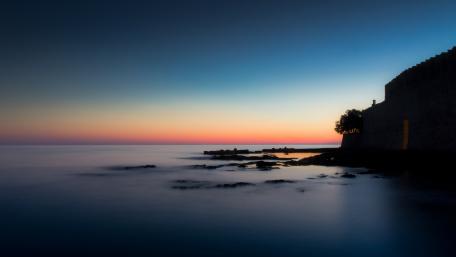 Serene Dusk Over Tranquil Waters wallpaper