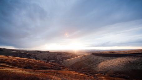 Majestic Horizon at Dusk Over Rolling Hills wallpaper