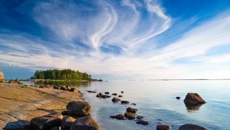 Tranquil Blue Horizon Over Serene Ocean Shoreline wallpaper