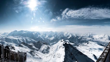 Majestic Snowy Peaks in Alpe d'Huez wallpaper