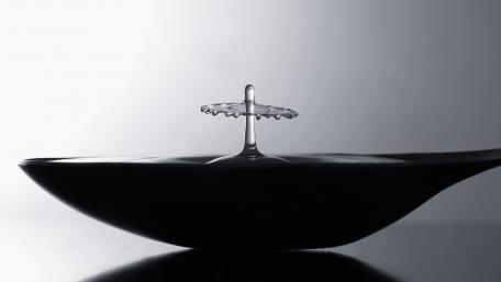 Splash in a spoon wallpaper