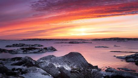 Serene Coastal Sunset over the Horizon wallpaper