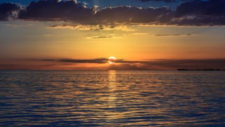 Serene Ocean Sunset Reflection wallpaper