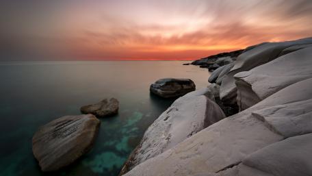 Serenity at the Ocean's Edge wallpaper