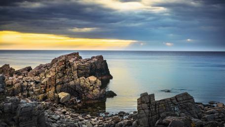 Tranquil Dawn by the Sea wallpaper