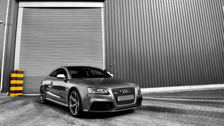 Sleek Audi RS5 in Urban Setting wallpaper