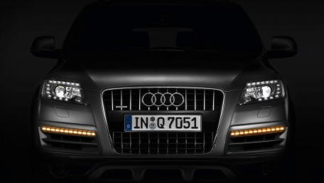 Sleek Audi SUV Front View Wallpaper wallpaper