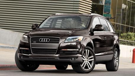 Sleek Audi Q7 Wallpaper for Car Enthusiasts wallpaper