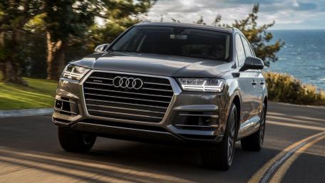 Sleek Audi Q7 on a Scenic Drive towards the Sea wallpaper