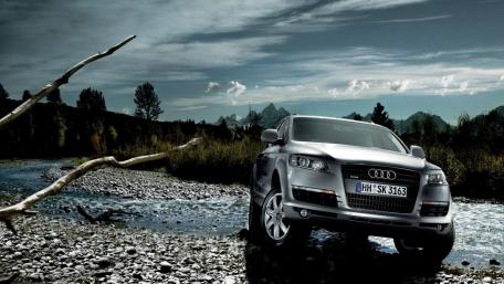 Sleek Audi Q7 Adventuring Through Nature's Beauty wallpaper