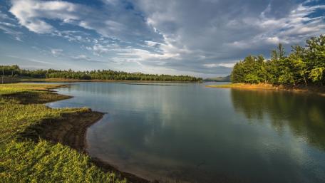Serene Lake Under a Cloudy Sky wallpaper