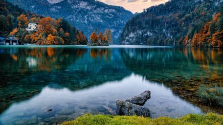 Autumn Serenity at the Mountain Lake wallpaper
