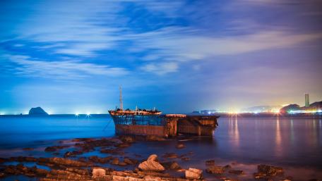 Serene Evening by the Shoreline wallpaper